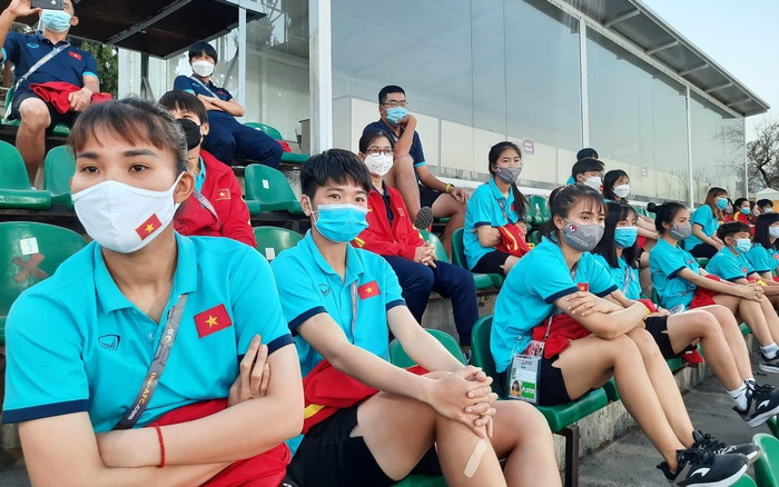 Chuyện sốc của bóng đá Việt Nam: Các tuyển thủ nữ phải đá vào 'giờ phơi thóc' Ảnh 2