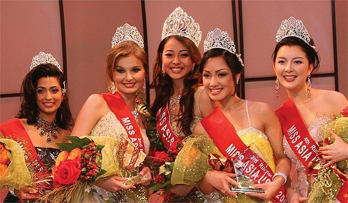 Jennifer Phạm bị đào lại ảnh đăng quang Hoa hậu cách đây 15 năm.