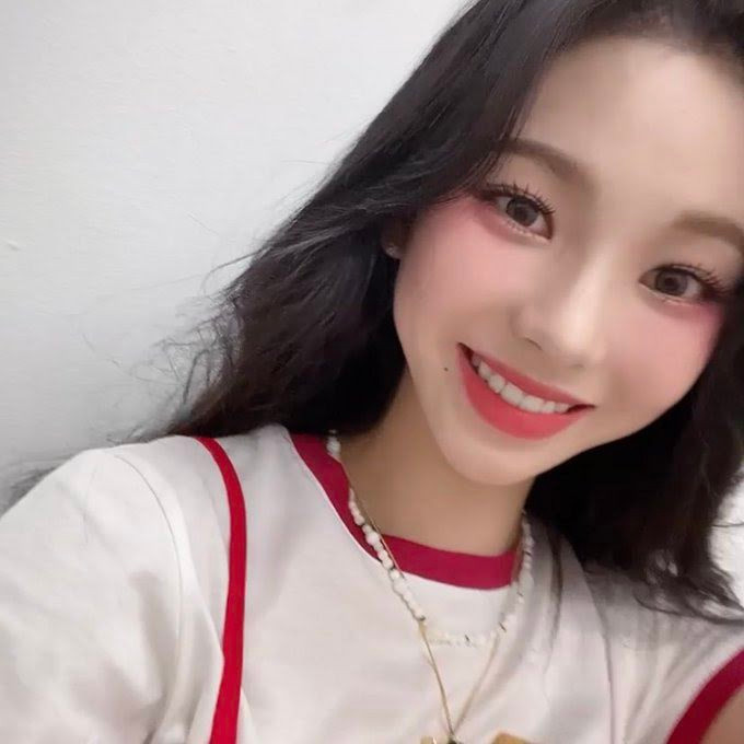 Karina tươi cười với người hâm mộ.