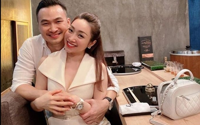 Chi Bảo mua xế hộp 20 tỷ tặng bà xã kém 16 tuổi làm 'động lực' để chuẩn bị sinh con Ảnh 2