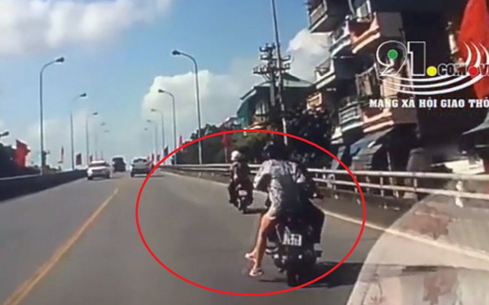 Đang chạy trên đường, cô gái bất ngờ nhảy khỏi xe máy khiến nhiều người bất ngờ Ảnh 2