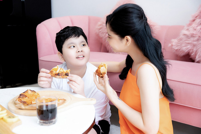 Cô dành nhiều thời gian bên con trai để bù đắp lại những tháng giãn cách vừa qua