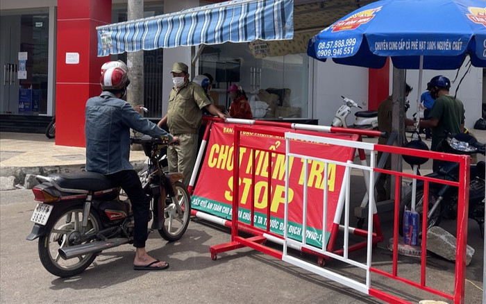 Phan Thiết: Lập các chốt kiểm soát cửa ngõ, người dân không được ra khỏi nhà từ 19 giờ đến 5 giờ sáng Ảnh 2