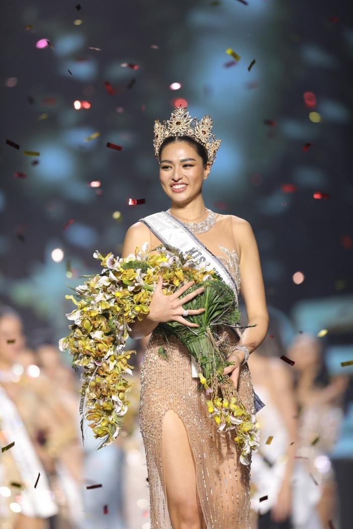 Mặc kệ bị chê thừa cân, Miss Universe Thái Lan khoe gương mặt đẹp ăn đứt 'team Châu Á' Ảnh 1