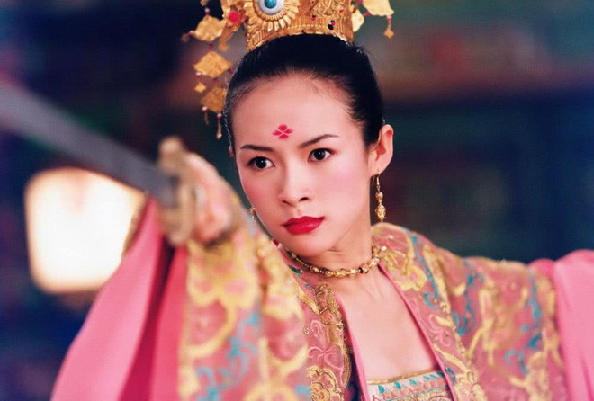 Năm 2004, Chương Tử Di tham gia Thập diện mai phục, của đạo diễn Trương Nghệ Mưu, đóng cùng với Kim Thành Vũ và Lưu Đức Hoa. Để có thể diễn vai nữ chính Tiểu Muội bị mù trong phim, Chương Tử Di đã phải sống 2 tháng như mù thật sự.