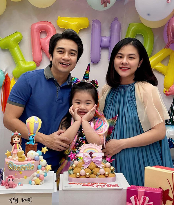 Vân Trang cùng ông xã doanh nhân và con gái đầu lòng.