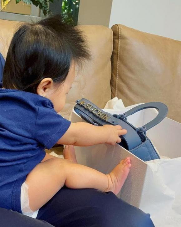 Hay khi nhóc tì được 4 tháng tuổi, lại vừa đúng dịp giáng sinh thế là vợ chồng anh lại mua tặng con gái một chiếc Lady Dior có gắn tên của bé với giá hơn trăm triệu đồng.