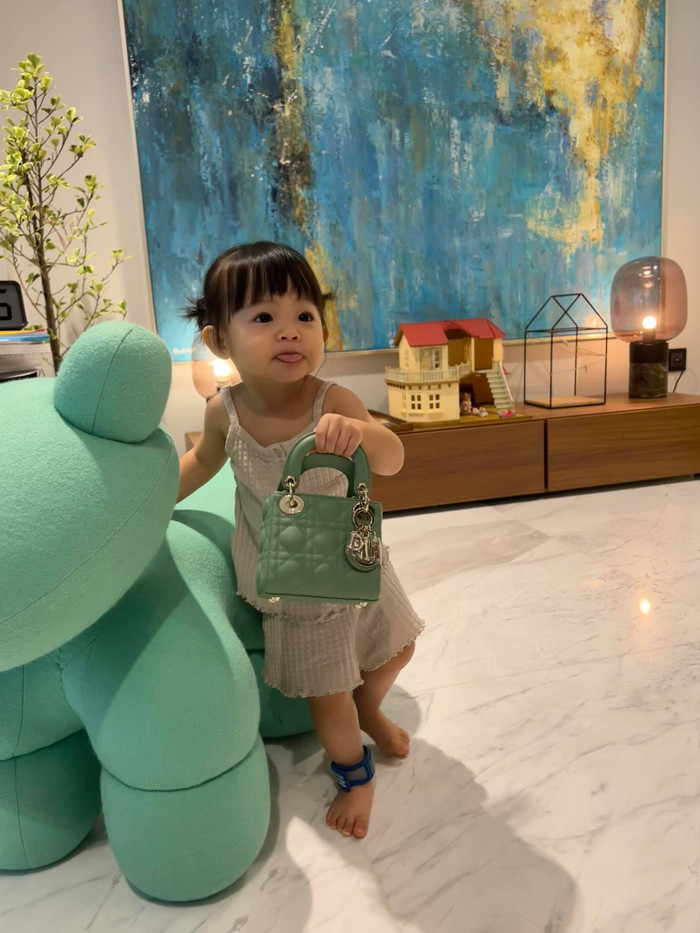 Nhìn cách đứng và tạo dáng của 'tiểu công chúa' trong bức ảnh khiến ai cũng phải bật cười thích thú.