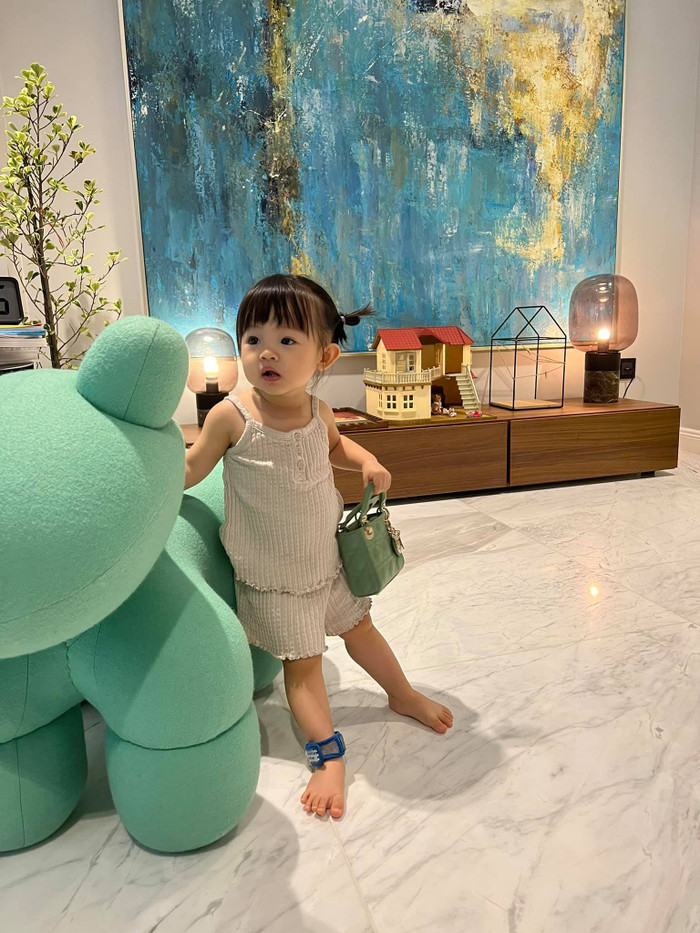 Lần này là một chiếc túi đến từ nhà mốt nổi tiếng Dior.