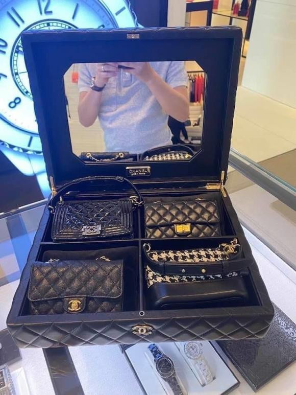 Trước đây, Cường Đô La từng khoe mua bộ túi xách mini bản giới hạn của thưởng hiệu Chanel gồm 4 chiếc, với mức giá lên tới hơn 700 triệu đồng để mừng con gái Suchin tròn 1 tháng tuổi.