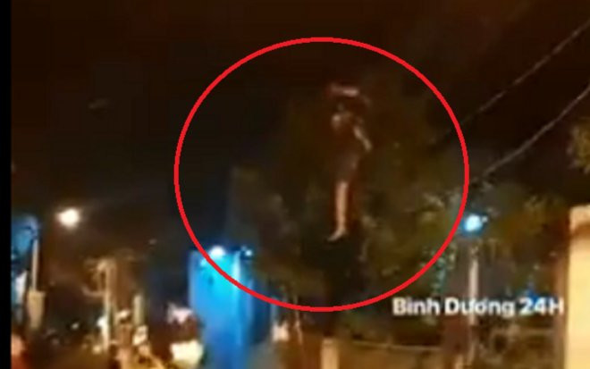 Clip: Gã đàn ông có biểu hiện bất thường nhào lộn trên đường dây điện lúc 2h sáng Ảnh 2