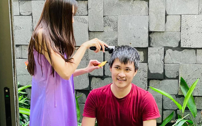 Netizen soi ra điểm chung trong hai bài đăng của vợ chồng Thủy Tiên - Công Vinh hậu 'mưa sao kê' Ảnh 2