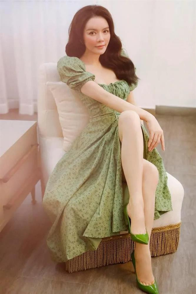 Phom dáng đơn giản, chất liệu nhẹ nhàng, bay bổng giúp tôn vinh nhan sắc của mỹ nhân họ Lý. 