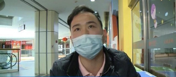 Anh Dương bị công ty sa thải khỏi chi nhánh Trùng Khánh chỉ vì nhận tiền mừng cưới của đồng nghiệp. 