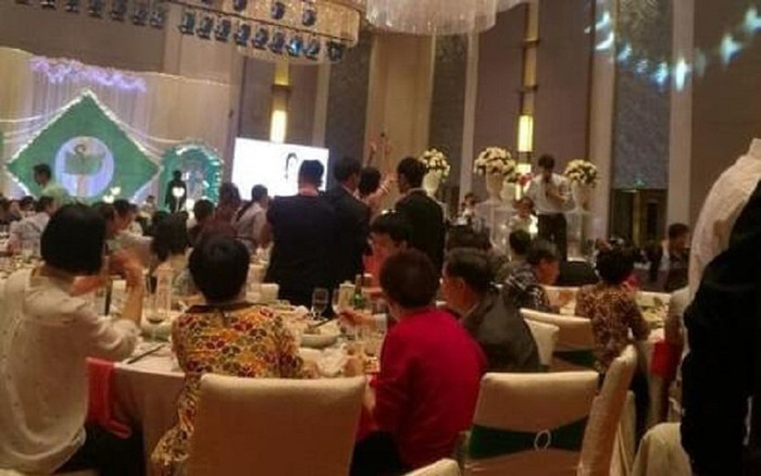 Chú rể bị công ty đuổi việc sau 1 tháng kết hôn, nguyên nhân từ tiền mừng cưới của đồng nghiệp Ảnh 2