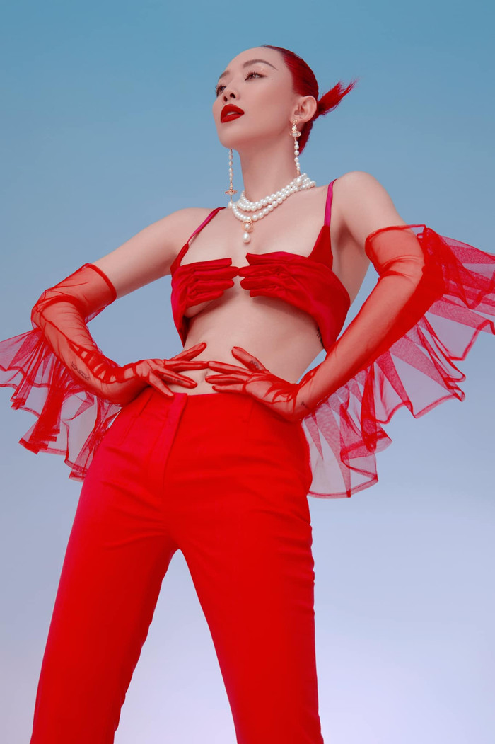 Tóc Tiên hút chú ý với thiết kế áo độc lạ hình đôi bàn tay ôm trọn lấy đôi gò bồng đào rất lạ mắt. Set đồ màu đỏ đầy nổi bật nhưng không phải ai cũng dám trưng diện.