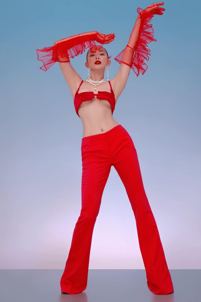 Chiếc quần ống loe khoe đôi chân dài miên man, chiếc eo bé xíu được phô trọn vẹn.