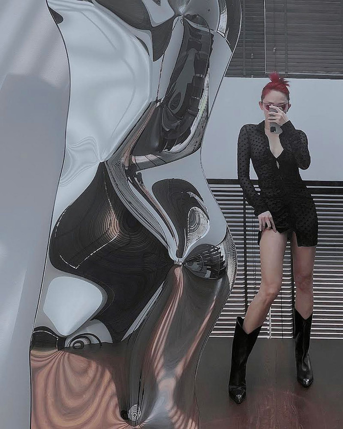 Cô nàng từng vô cùng hạnh phúc khi sở hữu chiếc gương 'thần thánh' cả trăm triệu, lên đồ đầy quyến rũ tạo dáng trước gương. Những shoot hình nhanh chóng trở rần rần trên mạng xã hội