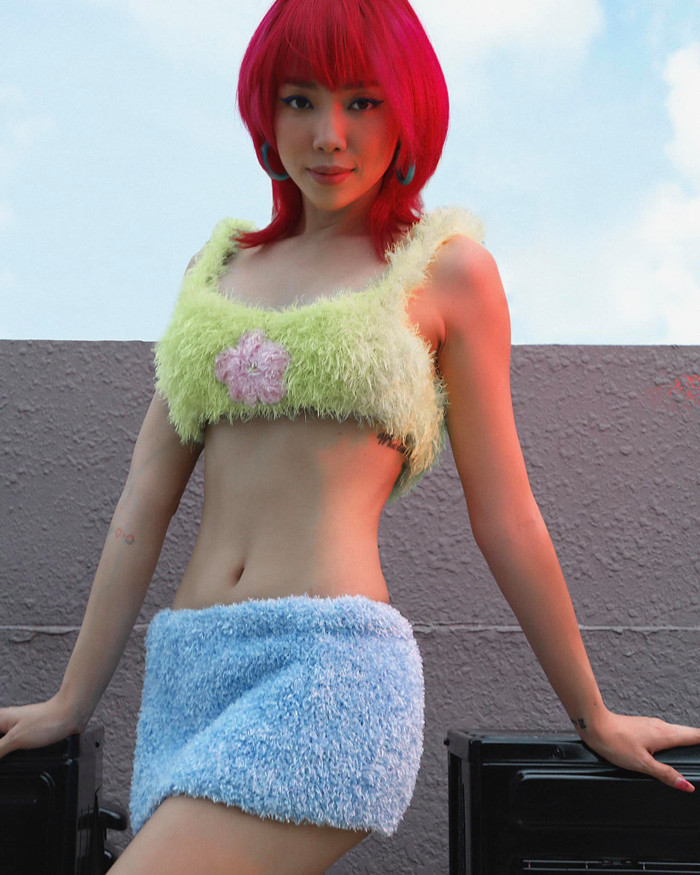 Chiếc eo nhỏ xinh của bà xã Hoàng Touliver khiến ai nấy đều trầm trồ