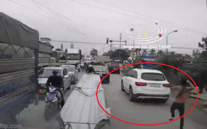 Clip: Gã đàn ông cởi trần cầm gậy vụt mạnh vào kính xe Mercedes đang lưu thông trên đường Ảnh 2