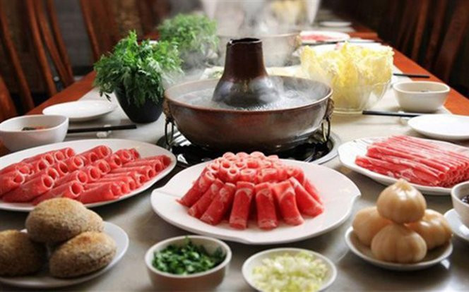 Mắt mờ đi trông thấy, người phụ nữ đi khám thì 'tá hoả' phát hiện hoạ đến từ việc ăn lẩu Ảnh 2