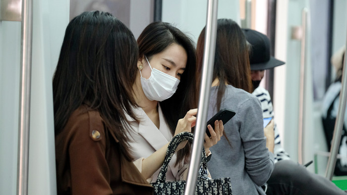 Toàn bộ người dân đi tàu đều đeo khẩu trang đầy đủ. Không gian trong tàu thoải mái, thông thoáng hơn những ngày trước.