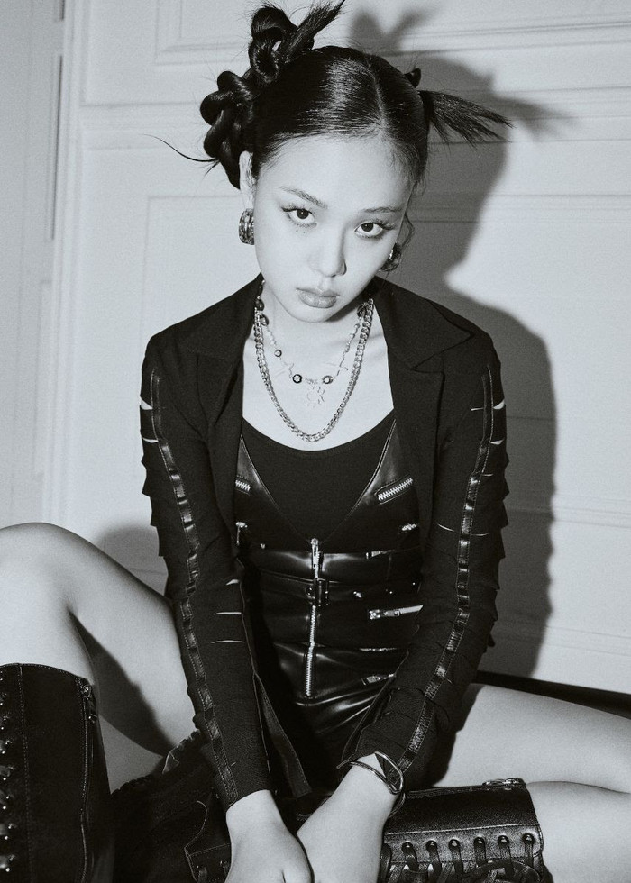 Nữ ca sĩ bất ngờ bước xuống hôn khán giả khi đang trình diễn chính là BIBI.