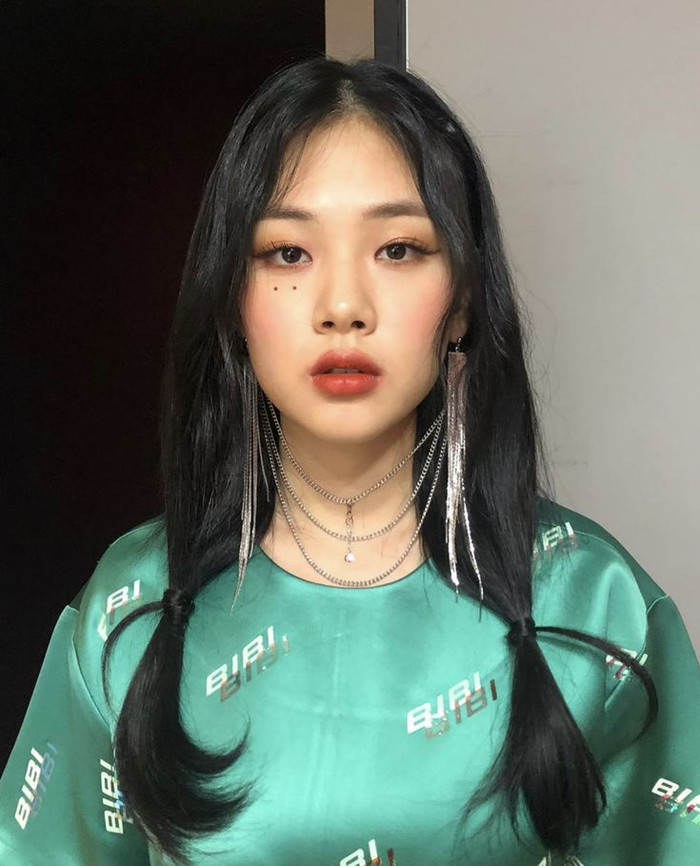 Đang trình diễn trên sân khấu, nữ ca sĩ bất ngờ bước xuống 'môi chạm môi' với khán giả Ảnh 4