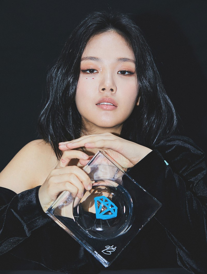 Đang trình diễn trên sân khấu, nữ ca sĩ bất ngờ bước xuống 'môi chạm môi' với khán giả Ảnh 10