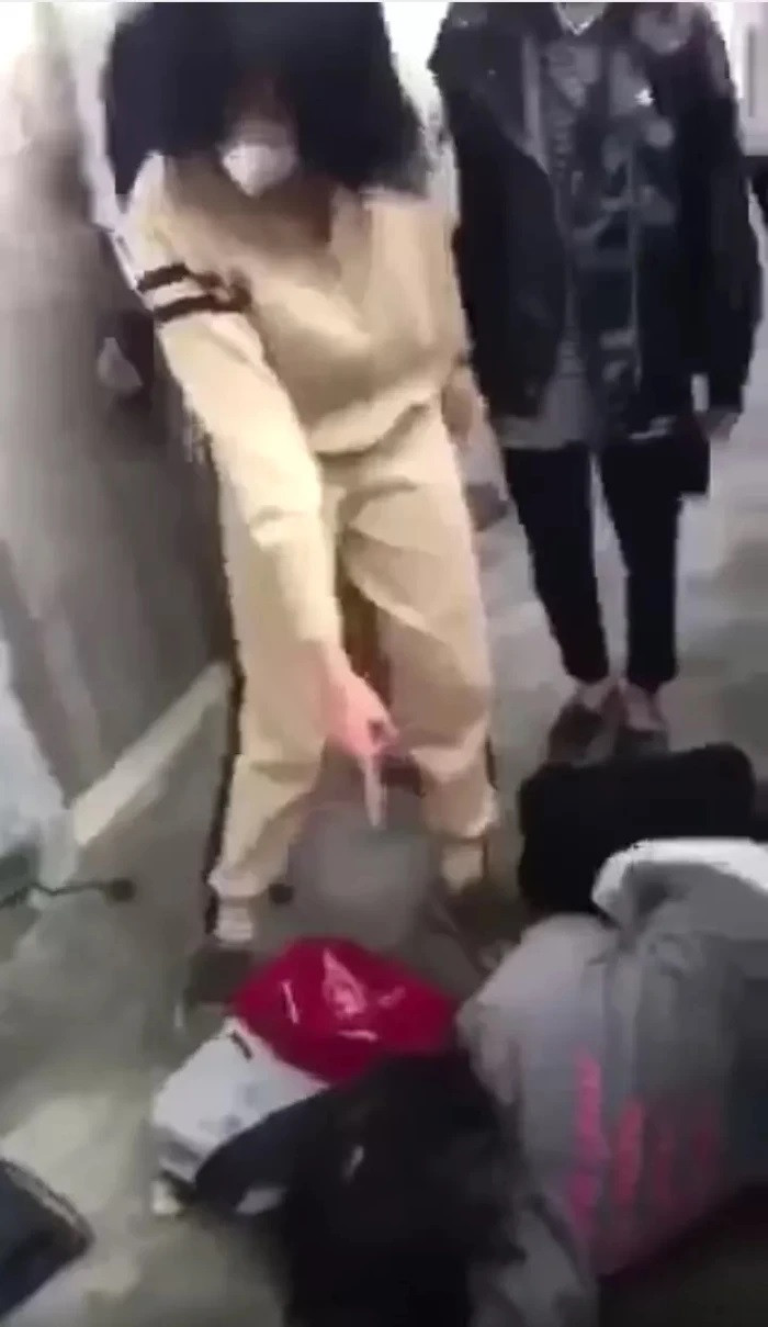 Nữ sinh bị nhóm 4 người đánh hội đồng tại xóm trọ. Ảnh cắt từ clip