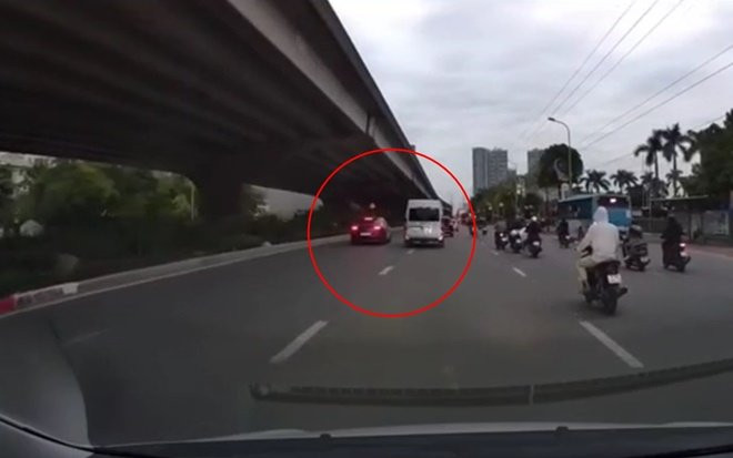 Xôn xao cảnh ô tô con tăng ga vượt lên tạt đầu trả đũa xe khách 16 chỗ trên đường ở Hà Nội Ảnh 2