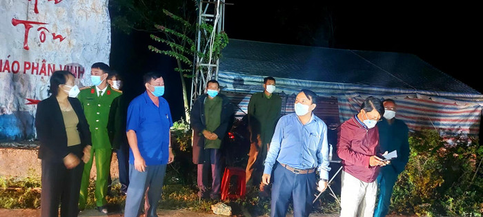 Cơ quan chức năng kiểm tra công tác phòng chống dịch trong đêm