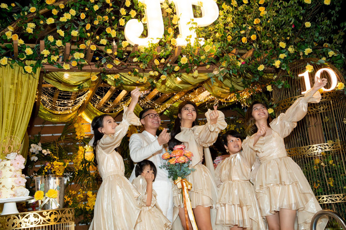 Những khoảnh khắc hạnh phúc tròn đầy của gia đình Vũ Thu Phương trong buổi tiệc.