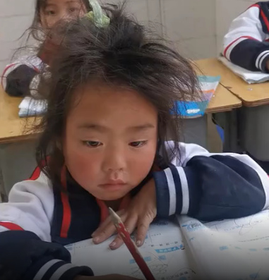 Không thể giải được bài Toán, bé gái tiểu học 'vò đầu bứt tai' khiến cô giáo phải bật cười Ảnh 3