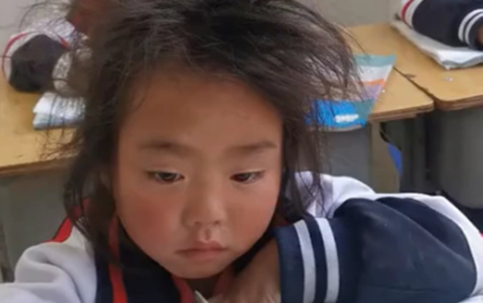 Không thể giải được bài Toán, bé gái tiểu học 'vò đầu bứt tai' khiến cô giáo phải bật cười Ảnh 2