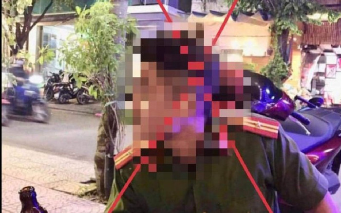 Bị phạt vì mặc quân phục ngành công an, cầm chai bia chụp hình đăng Facebook Ảnh 2
