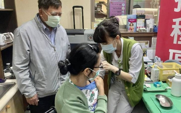 Tiêm 4 mũi vaccine với 2 loại khác nhau, người phụ nữ vẫn nhiễm Covid-19 Ảnh 2