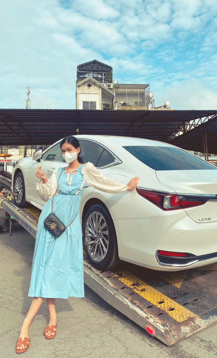 Lê Ngọc Trinh mua xe 4 tỷ ở tuổi 25. Ảnh: FBNV