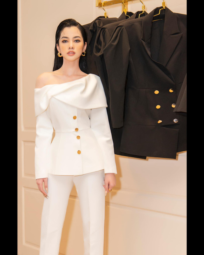 Trái ngược với đám đông, Cẩm Đan chọn cho mình outfit mang sắc trắng tao nhã. 