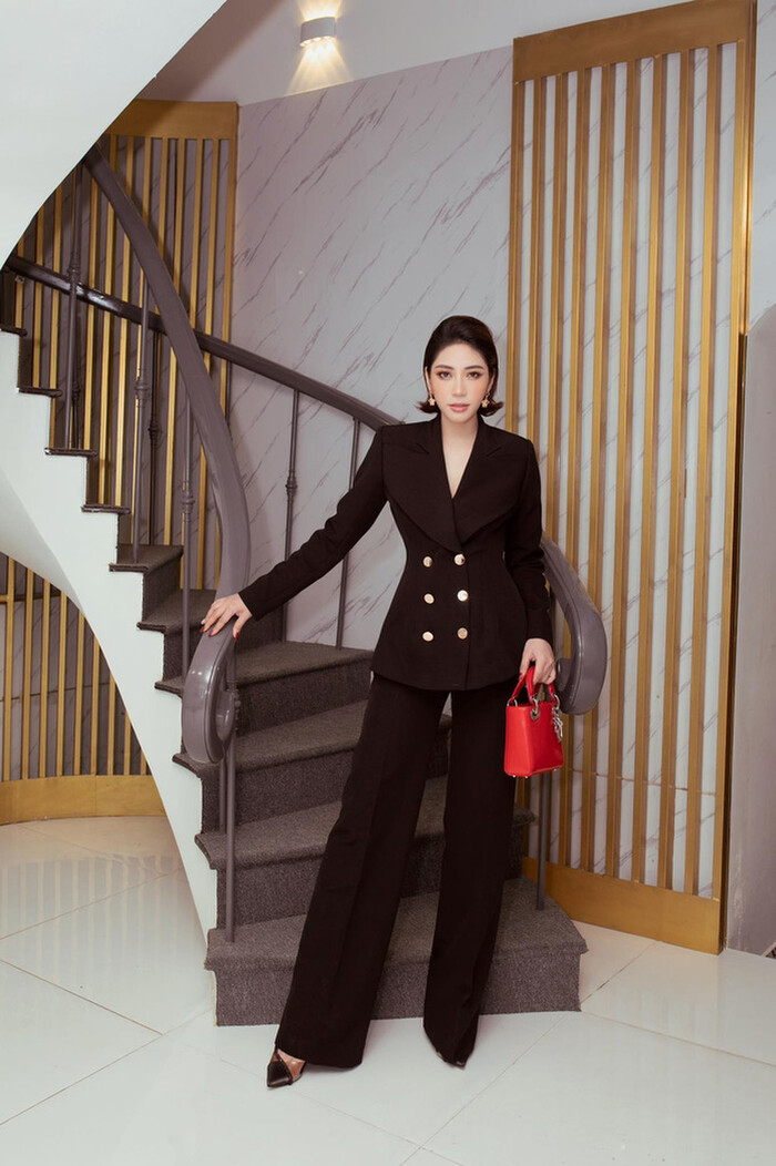 Nhan sắc của cô vẫn đủ sức làm bao người xuýt xoa. 