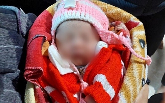 Hà Tĩnh: Bé gái sơ sinh bị bỏ rơi bên đường cùng vài bộ quần áo cũ Ảnh 2