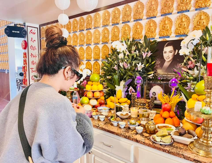 Thúy Nga đến thấp nén hương cho ca sĩ Phi Nhung.
