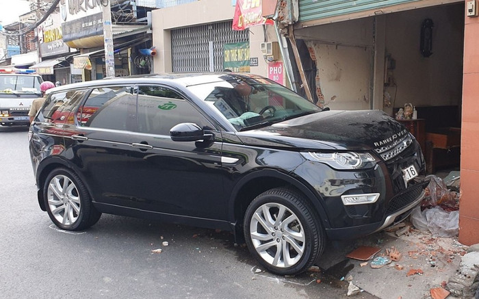 Ô tô Range Rover tông chết người đi bộ, húc sập tường nhà dân Ảnh 2