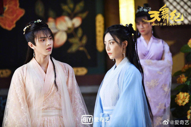 Hứa Khải đã được cư dân mạng ưu ái dành tặng danh hiệu 'chàng trai vàng trong làng giải gái' cùng loạt khoảnh khắc ấn tượng.