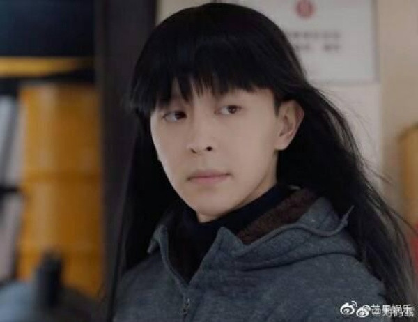 Đặng Luân với mái tóc dài óng mượt, mềm mại cùng hình tượng nữ tính trong phim bỗng chốc được lan truyền rộng rãi trên mạng xã hội. Thế nhưng, thay vì được khen đẹp gái thì anh chàng lại khiến dân tình được dịp 'cười no bụng' với tạo hình có phần 'sai sai' của mình. 