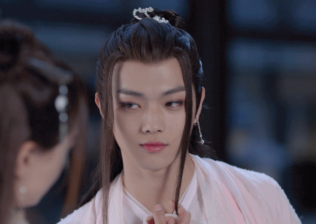 Nếu không nói chắc hẳn nhiều người cũng không nghĩ rằng đây là dung mạo của nam chính trong hình hài nữ. Hứa Khải vừa duyên dáng vừa xinh đẹp trong tạo hình này.