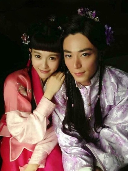 Hoắc Kiến Hoa từng hóa thân thành nữ với mái tóc giả và khuôn mặt được trang điểm kỹ càng trong Kim ngọc lương duyên.