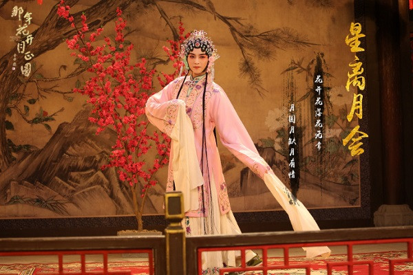 Trần Hiểu giả gái đẹp ngỡ ngàng trong Năm ấy hoa nở trăng vừa tròn.