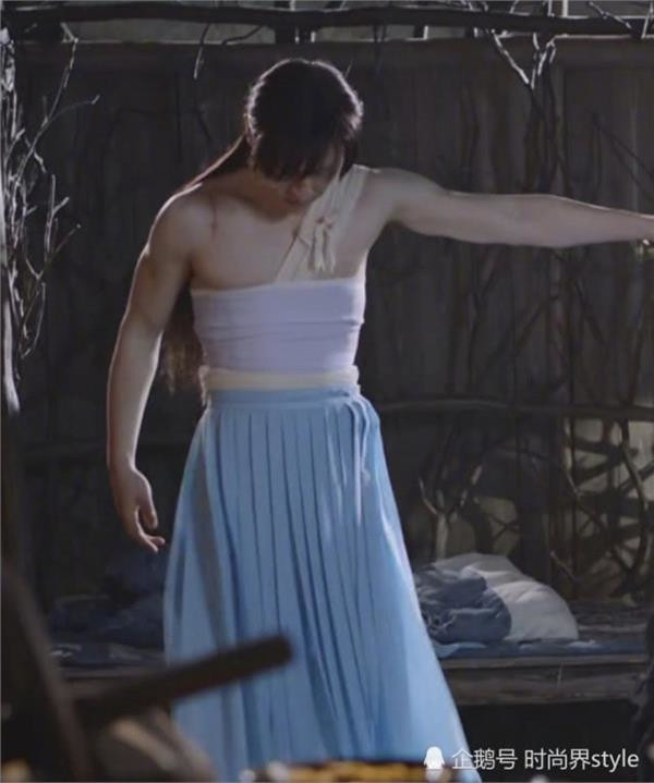 Làn da trắng đã nữ tính thì chớ, anh chàng còn được mặc chiếc váy xếp li, mái tóc đen dài trông chả mấy liên quan đến bắp thịt cuồn cuộn khiến khán giả cười ngất.