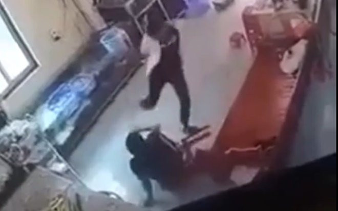 Xôn xao clip nam thanh niên hành hung, đá liên tiếp vào người phụ nữ khiến bất tỉnh Ảnh 2